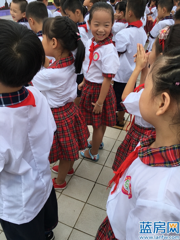 万新汤泉世纪：爱心校服捐赠仪式在漳浦实小分校举行